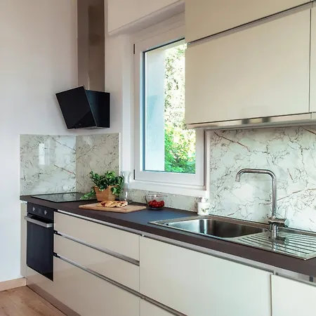 Jolie - By Myhomeincomo