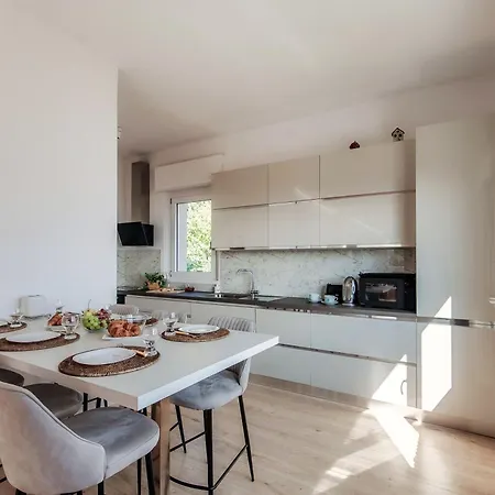 Jolie - By Myhomeincomo Vila *