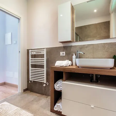 Jolie - By Myhomeincomo * Pianello Del Lario