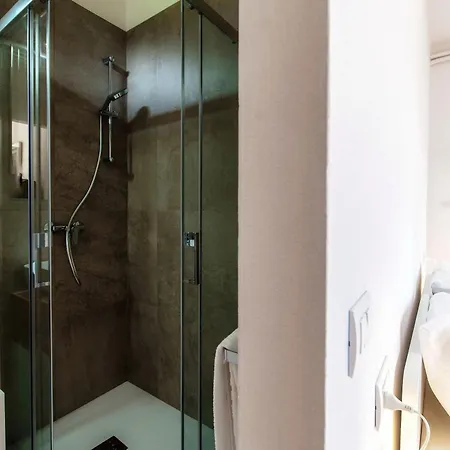 Jolie - By Myhomeincomo * Pianello Del Lario