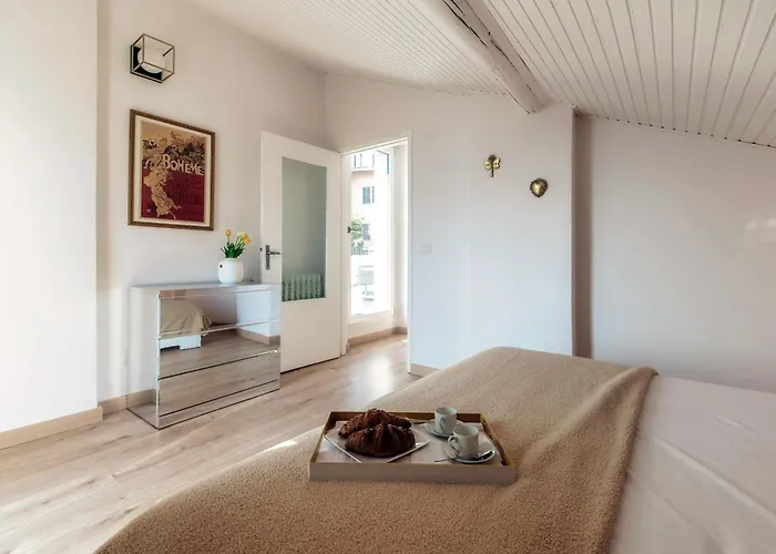 Jolie - By Myhomeincomo