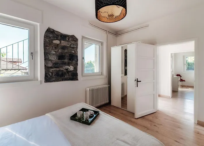 Jolie - By Myhomeincomo Вилла *