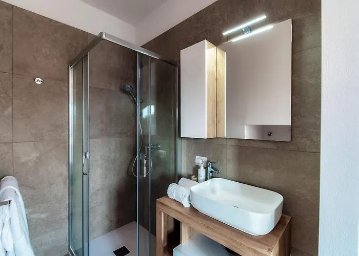 Willa Jolie - By Myhomeincomo Pianello Del Lario